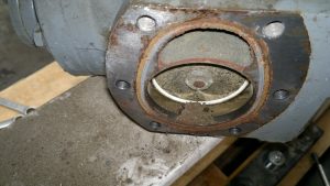 Drobiny korozji w cylindrze